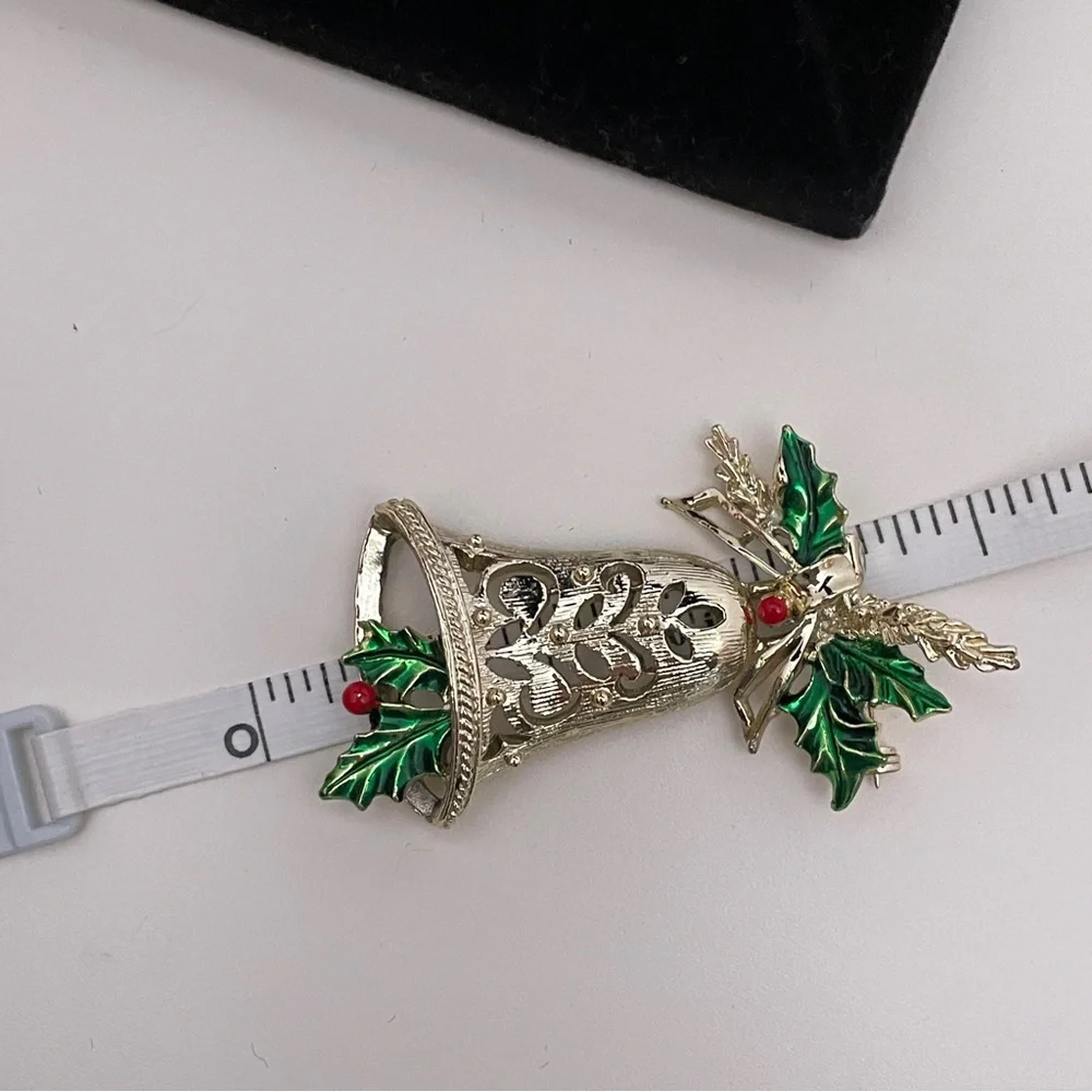 Vintage 80’s GERRY’S Christmas Holiday Winter Festive Cottage Bell Pin / Brooch